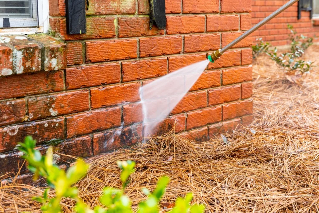 Why Knoxville Buildings Get So Dirty (And How To Fix It For Good!) 1 dirty knoxville building